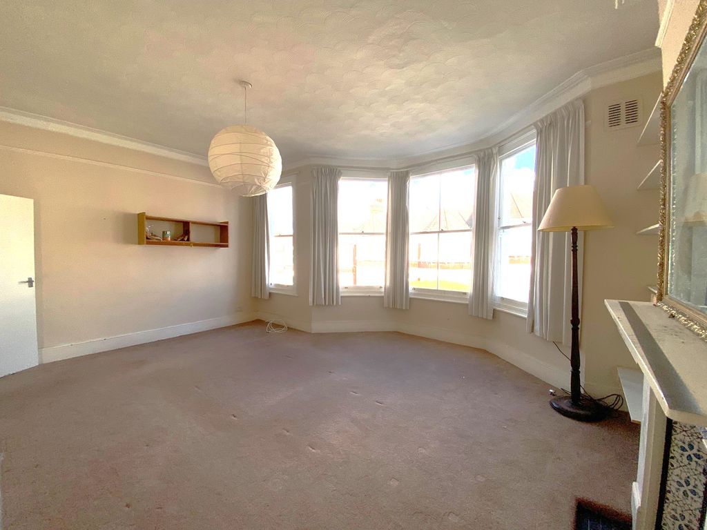 Property photo 3 of 16 Lounge