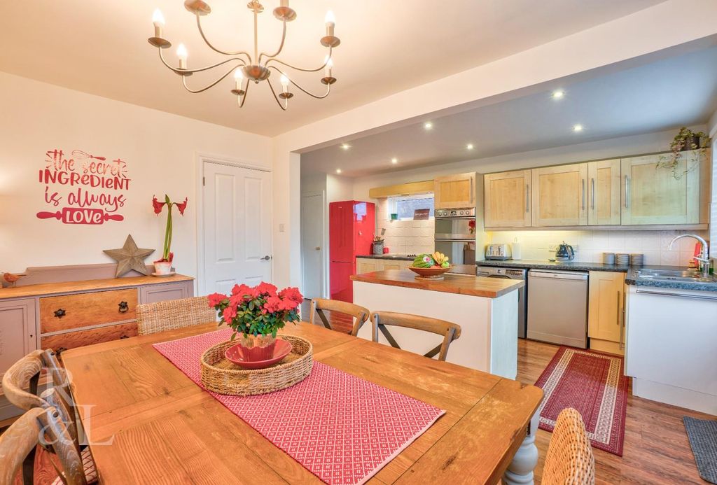 Property photo 3 of 20 7 Chilturn Rise (18).Jpg