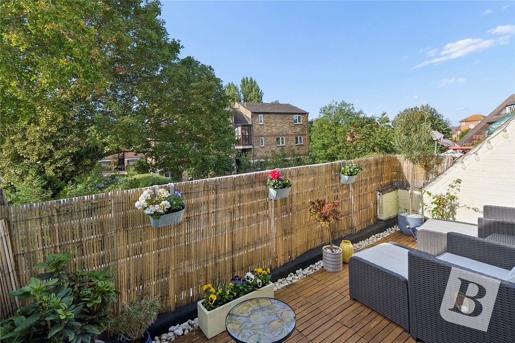 Property photo 2 of 14 Balcony