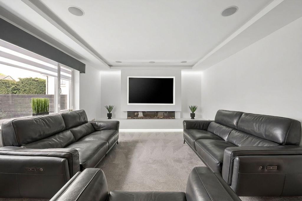 Property photo 3 of 38 Lounge