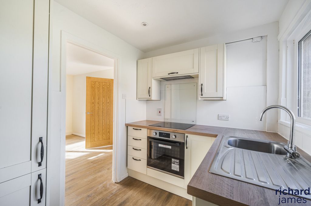 Property photo 3 of 18 385E64A6-75B3-40d...