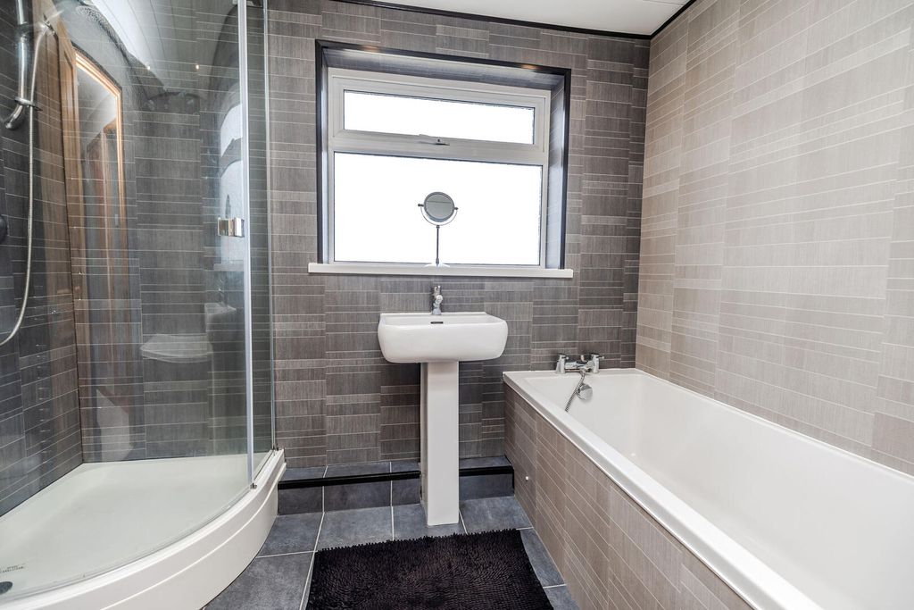 Property photo 3 of 39 Bathroom