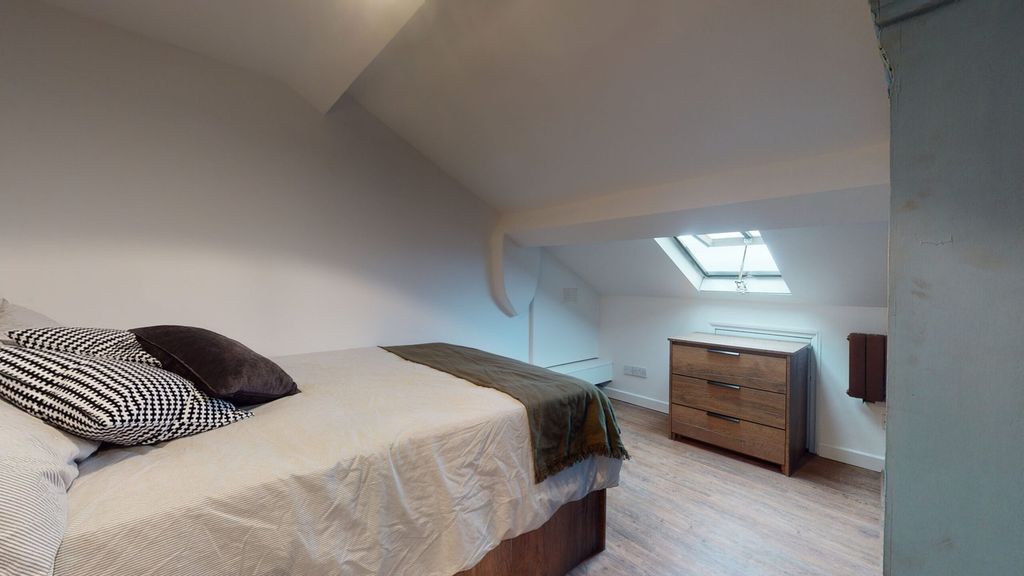 Property photo 1 of 5 A Bright And Cozy Double Bedroom Featuring A Skyli...