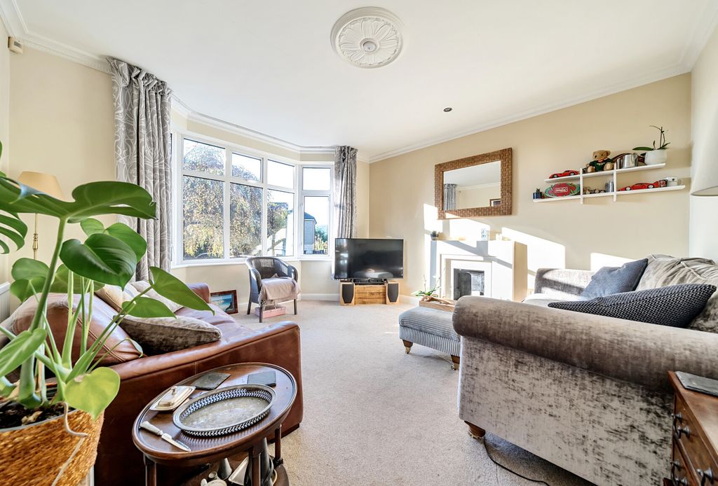 Property photo 3 of 18 Living Room