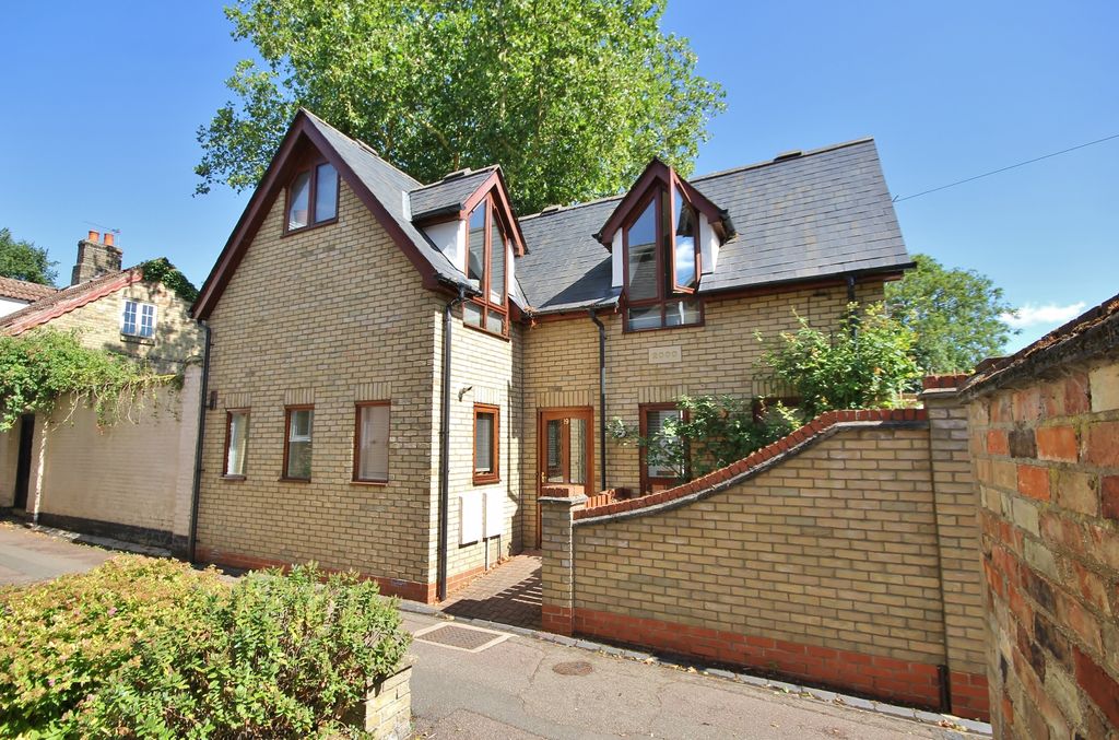 Property photo 1 of 9 19 Wellington Street, St Ives, Front