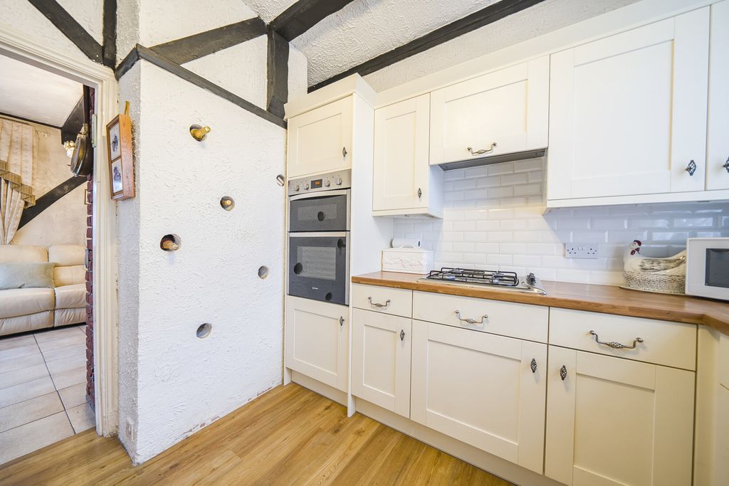 Property photo 3 of 19 Kitchen