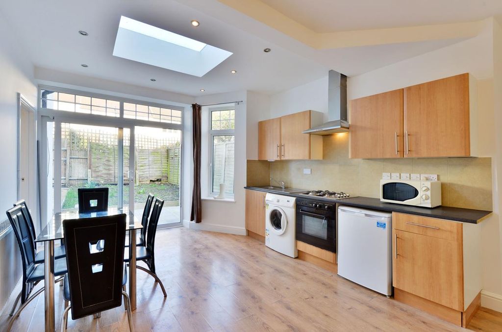 Property photo 1 of 12 2@32 Clifton Gdns.02.Jpg