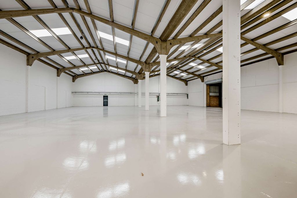 Property photo 3 of 20 8668977-Interior02-800