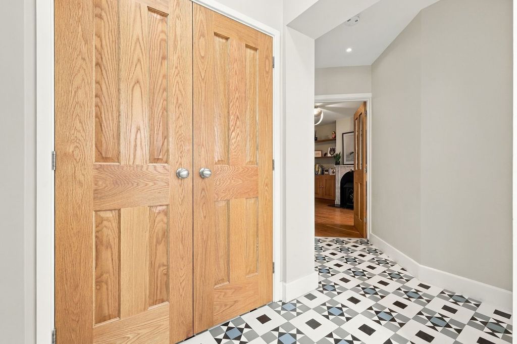 Property photo 2 of 32