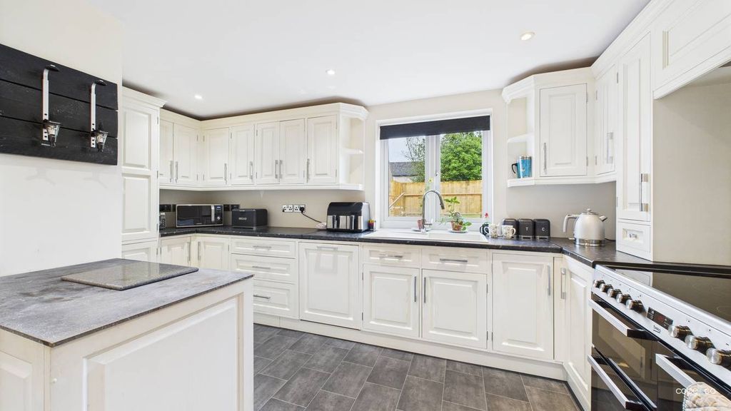 Property photo 2 of 17 4223393