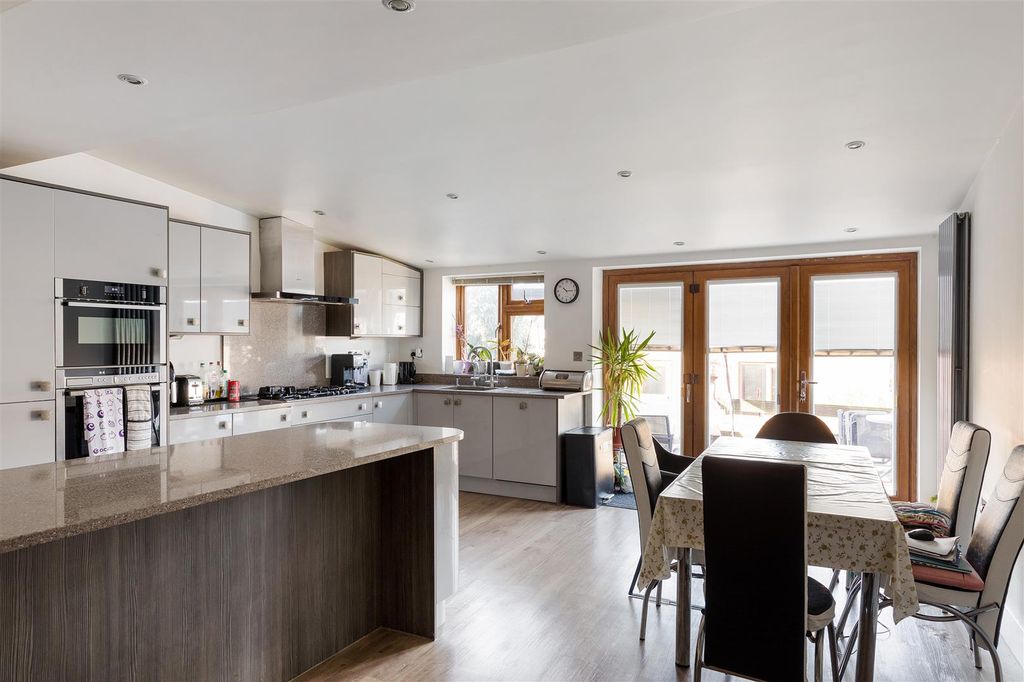 Property photo 2 of 18 Grantock Road, E17