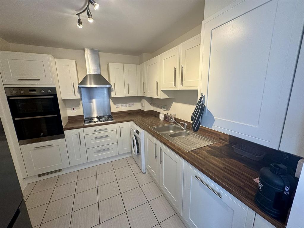 Property photo 2 of 21 Kitchen