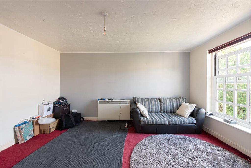 Property photo 3 of 9 Leigh Hunt 6.Jpg