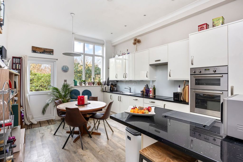 Property photo 2 of 28