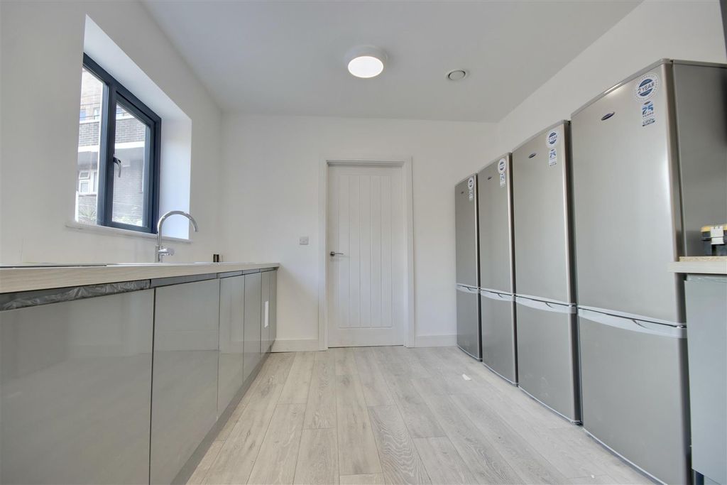 Property photo 3 of 17 9C2C1B45-0F25-4028-Acfc-E4Af2EE2Ec4B_1_201_A.Jpeg