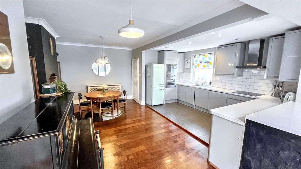 Property photo 2 of 30 Kitchen/Diner