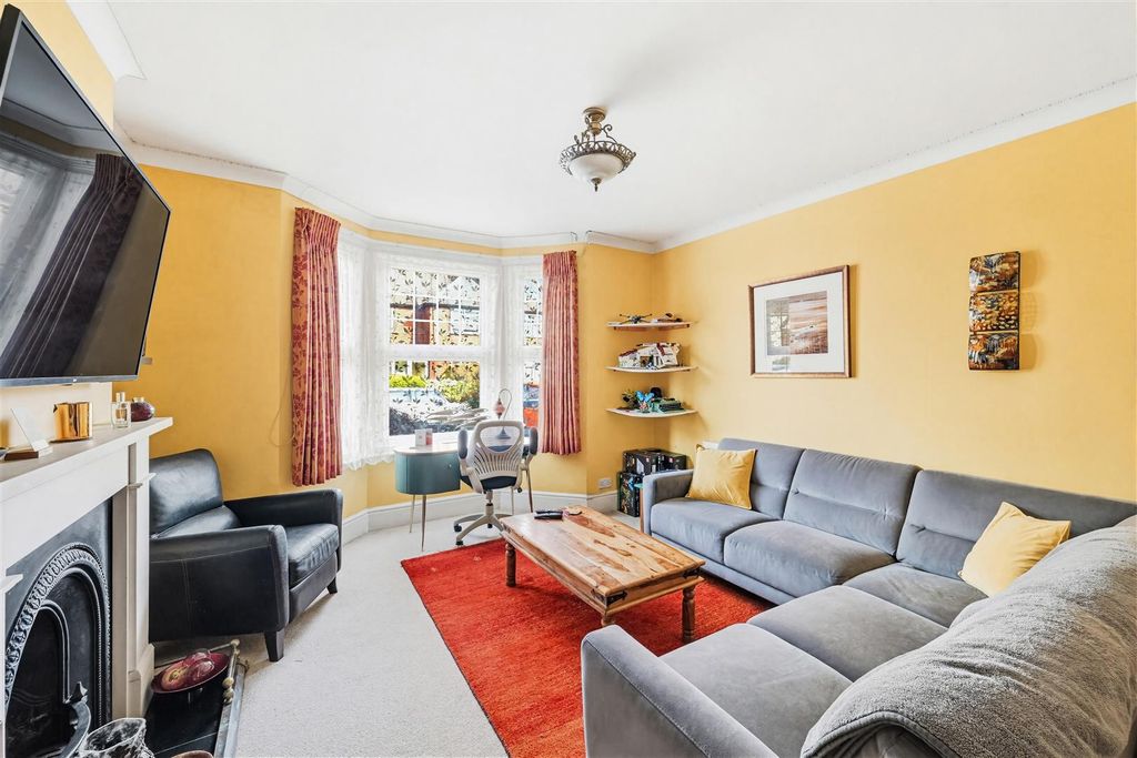 Property photo 2 of 20 Lyne Regis Road