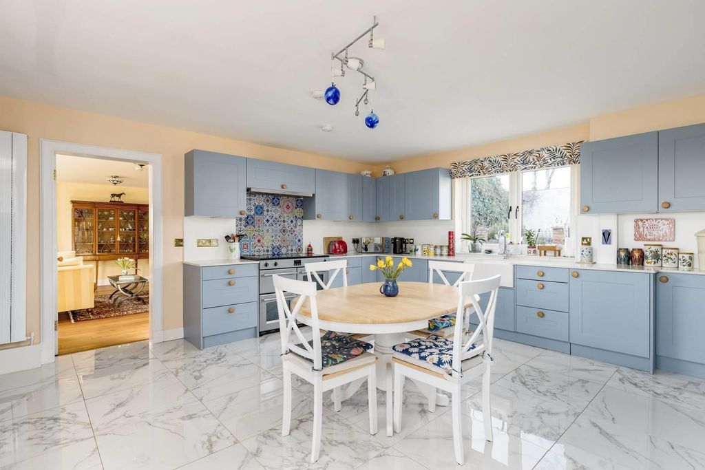 Property photo 2 of 33 Image