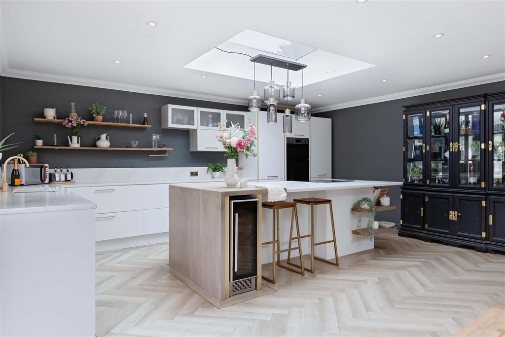 Property photo 3 of 24 Chesswood Road_4.Jpg