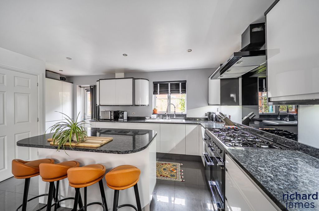 Property photo 3 of 12 8De96B1252824B62Bb438931E82F7529