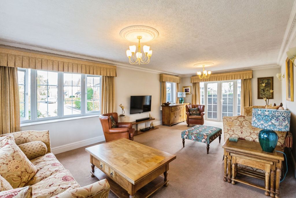 Property photo 3 of 23 Lounge