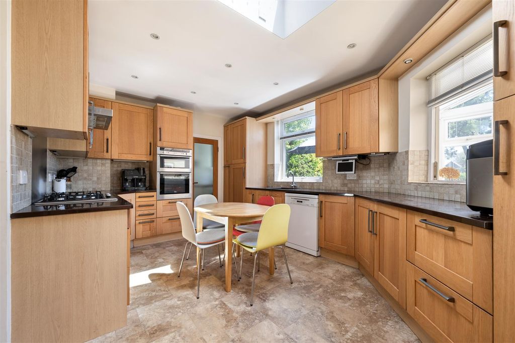 Property photo 3 of 46 Shenfield Road, Ig8
