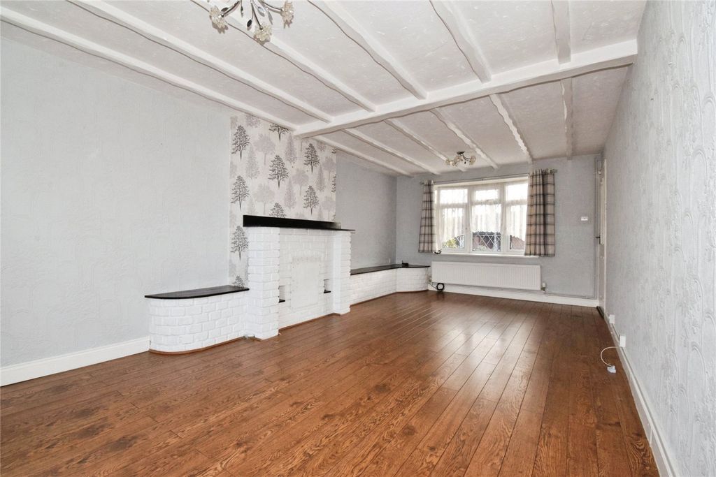 Property photo 3 of 20 Lounge