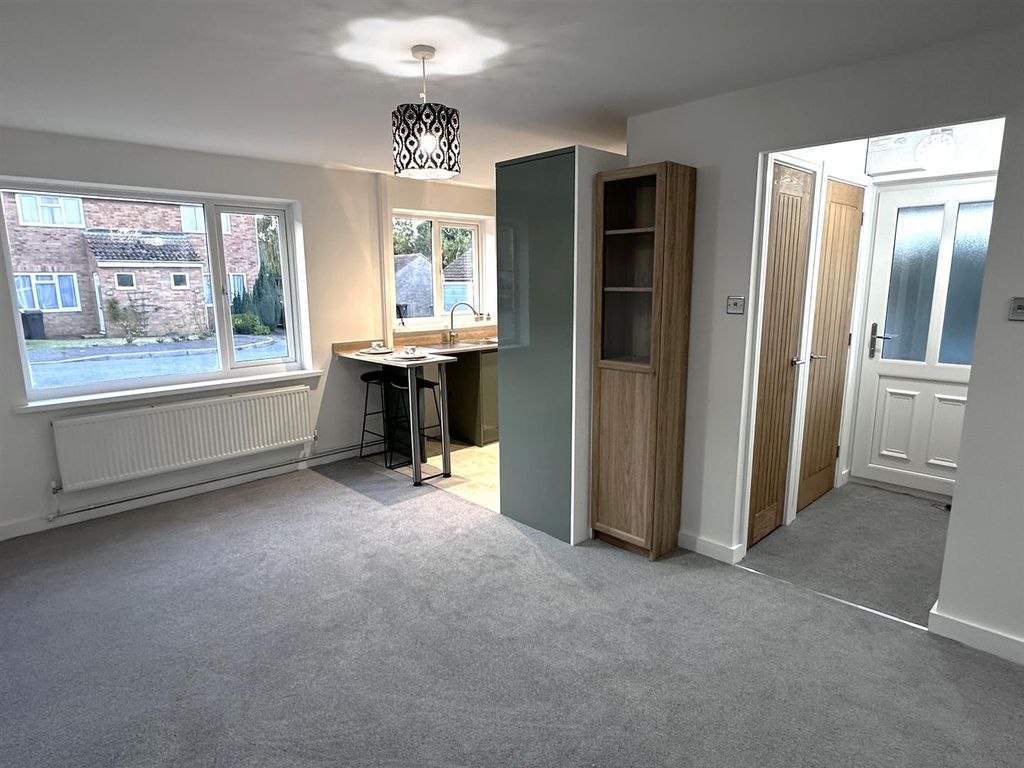 Property photo 3 of 14 Lounge Area.Jpeg