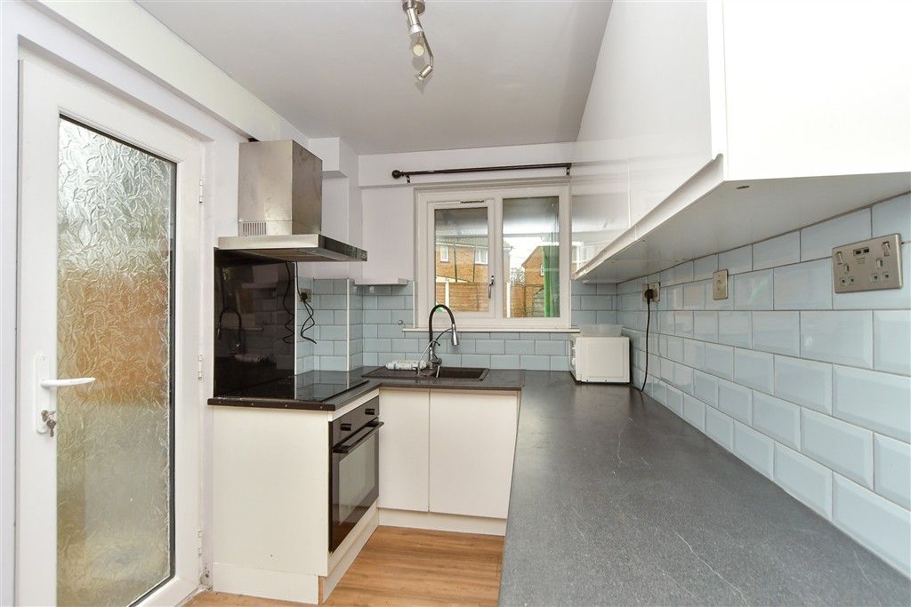 Property photo 3 of 11 Kitchen