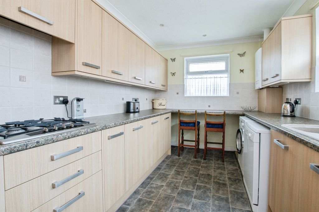 Property photo 3 of 19 Kitchen