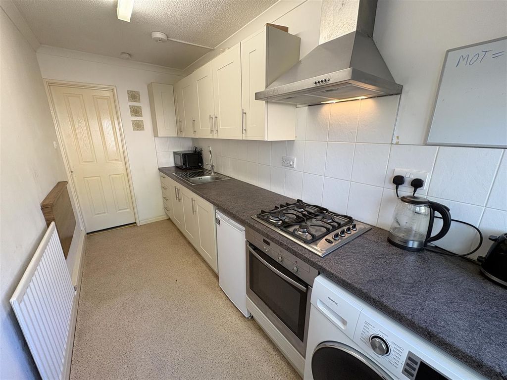 Property photo 2 of 11 Kitchen