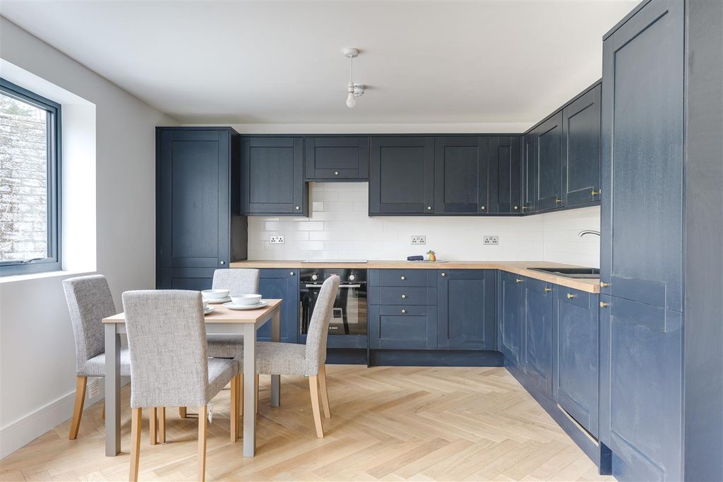 Property photo 3 of 17 5, 34 Fyfield Road-9.Jpg