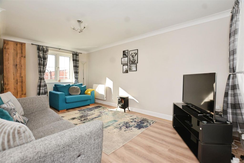 Property photo 2 of 21 Living Room