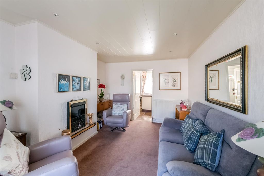 Property photo 3 of 15 Lounge