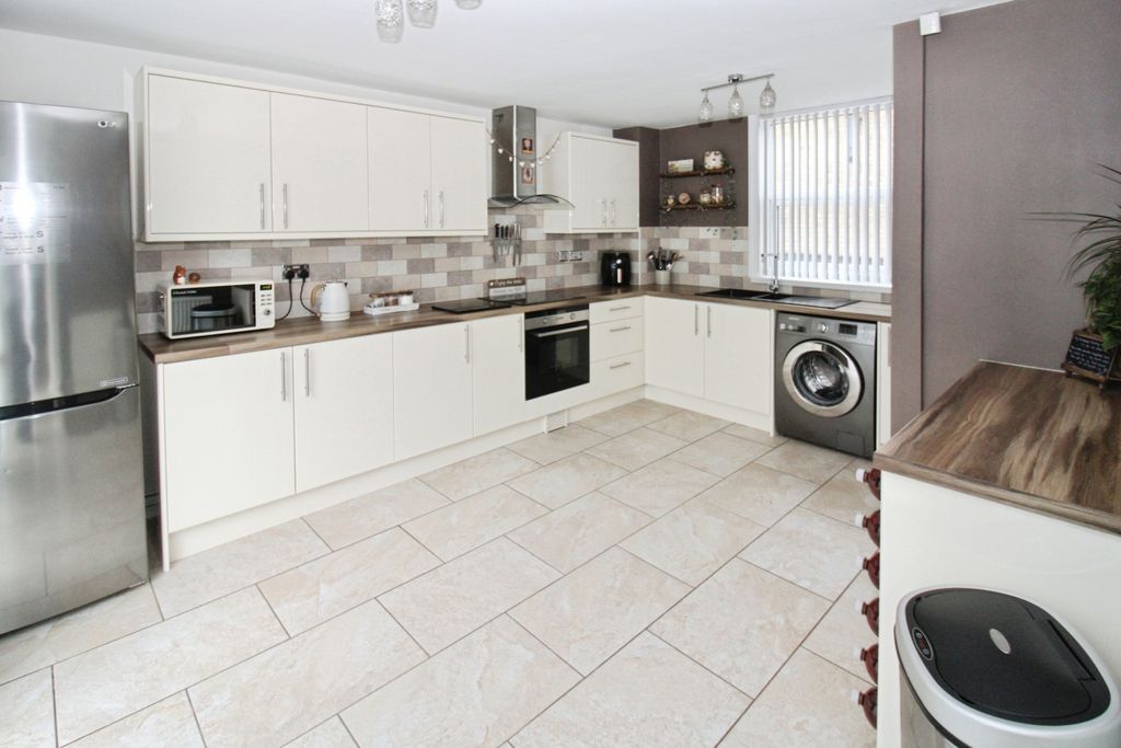 Property photo 3 of 20 Fitted Kitchen