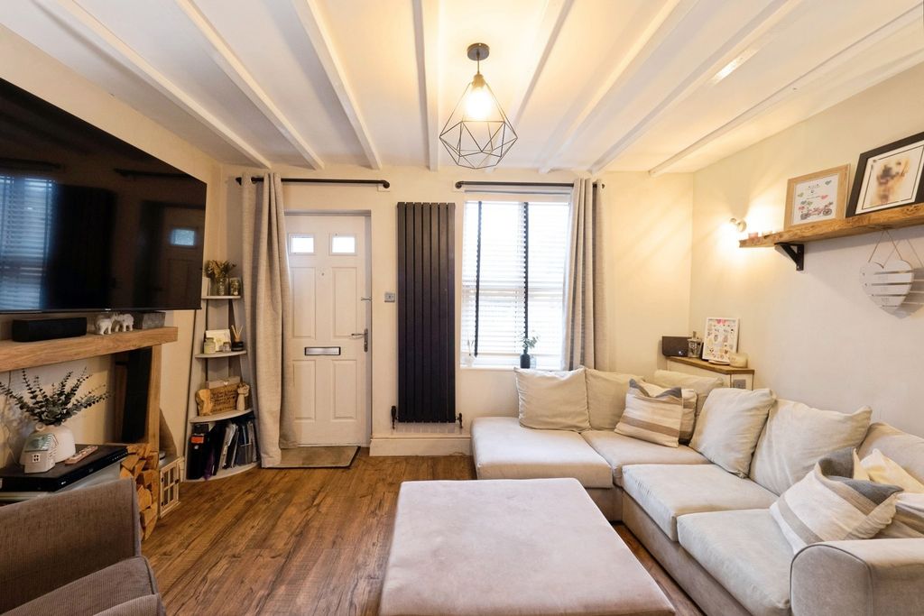Property photo 2 of 17 Lounge