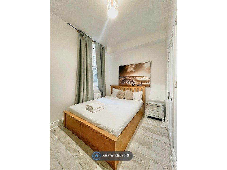 Property photo 1 of 4 Ensuite Bedroom