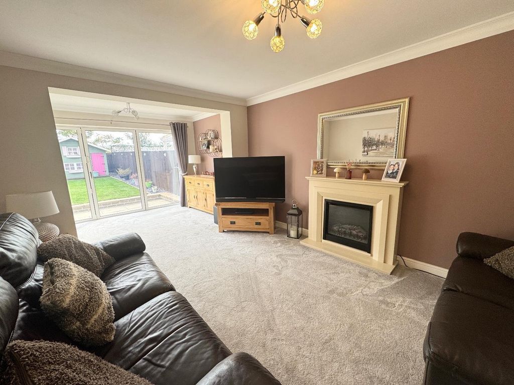 Property photo 3 of 22 Lounge