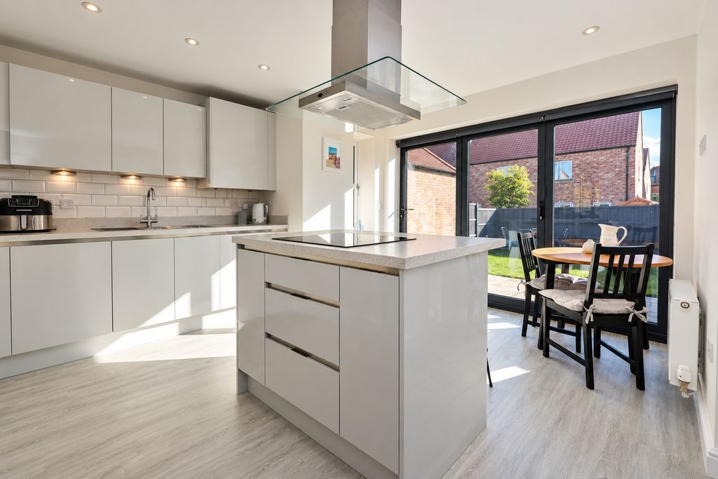 Property photo 2 of 16 6105902