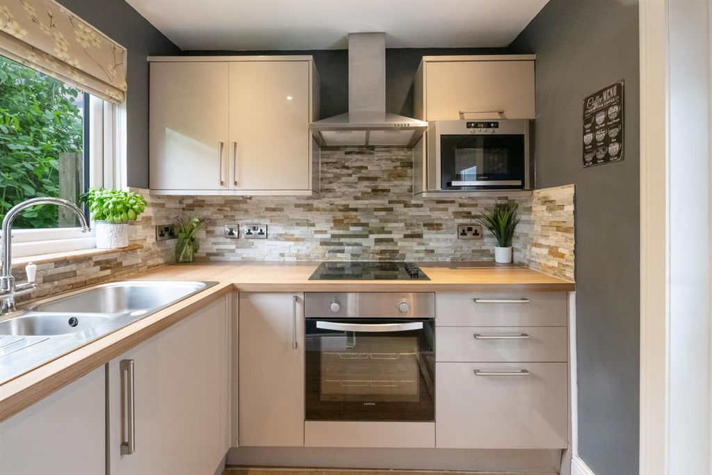 Property photo 3 of 18 Kitchen