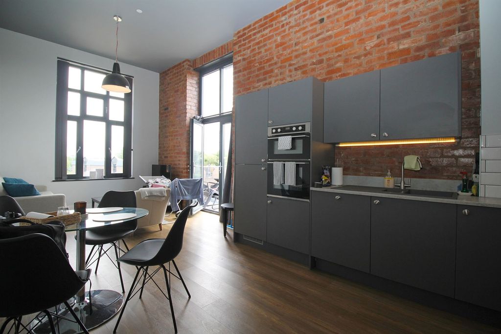 Property photo 2 of 21 Lounge / Kitchen