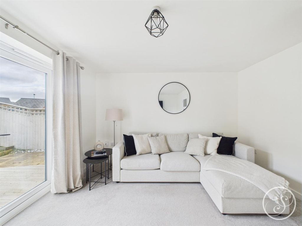 Property photo 2 of 17 Lounge