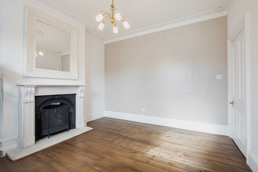 Property photo 3 of 9 Living2