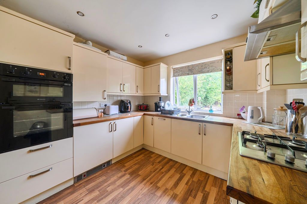 Property photo 3 of 11 Kitchen
