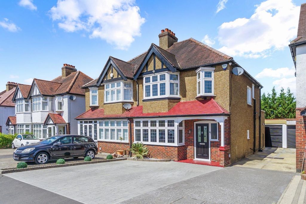 Property photo 1 of 17 Winkworth Road