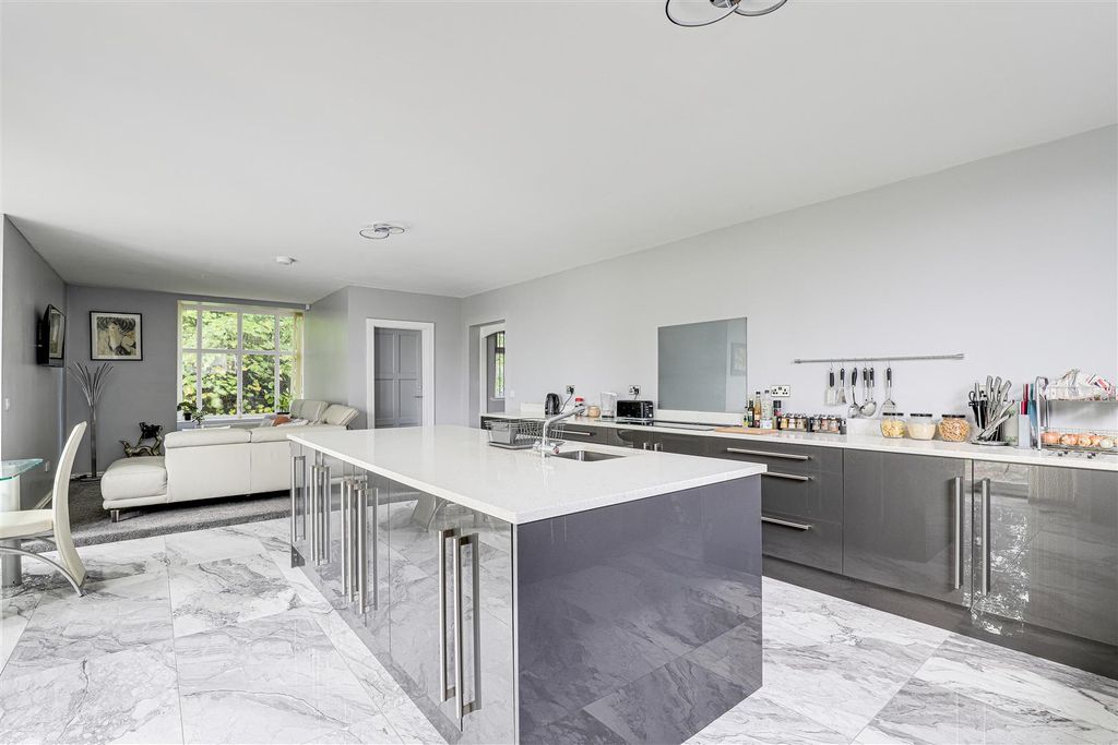Property photo 3 of 41 942.Jpg