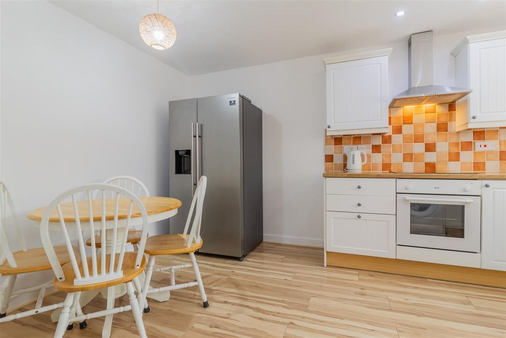 Property photo 2 of 28