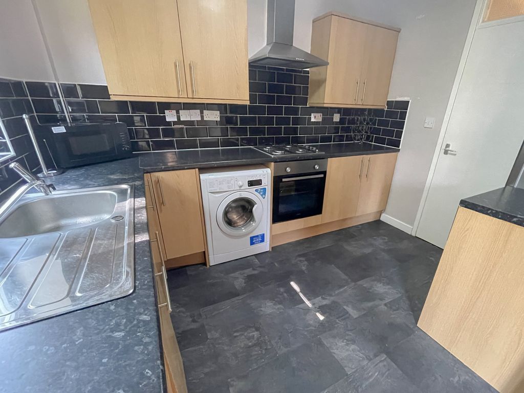 Property photo 3 of 11 74B Parliament (2)