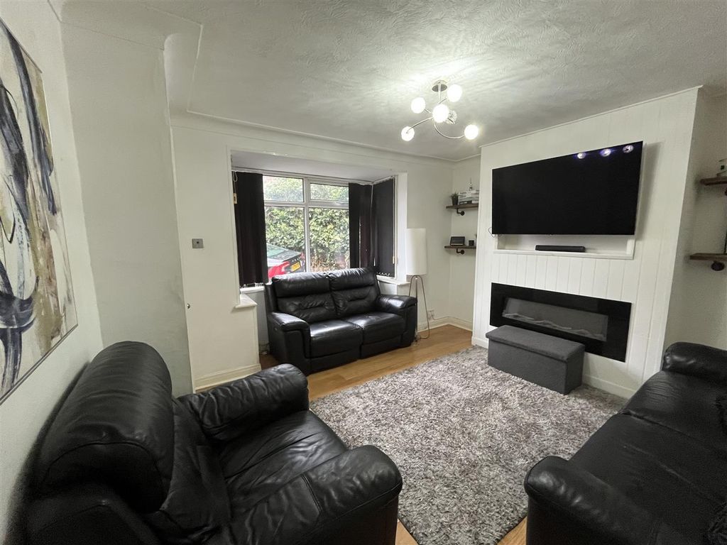 Property photo 3 of 15 Lounge