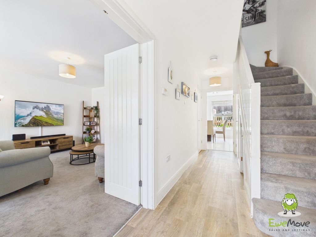 Property photo 3 of 33 Ewemove Estate Agents Basingstoke - White Clover D